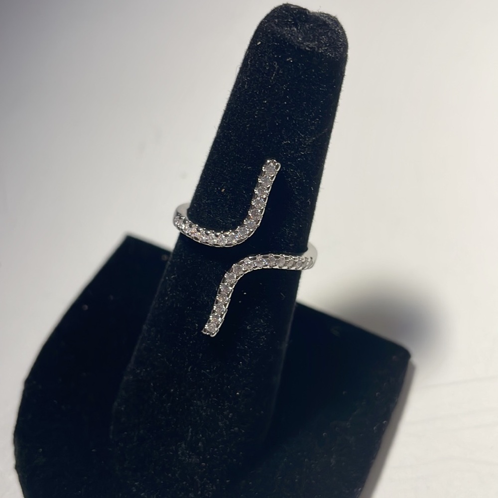Silver colored Rhinestone ring size 7 - Picture 2 of 2
